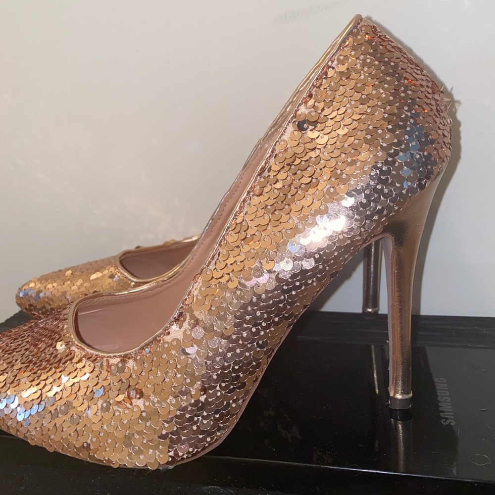 Sequins pumps